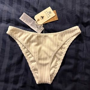 NWOT white Billabong bikini bottoms, cheeky, size S—ribbed, soft feel.